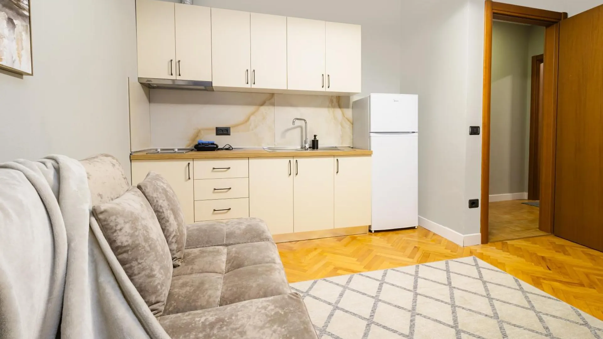 Central Cane Apartment 2 Tiran 0*,  Arnavutluk